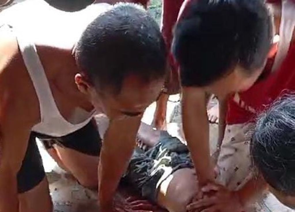 Warga menolong bocah yang hanyut dalam gorong-gorong
