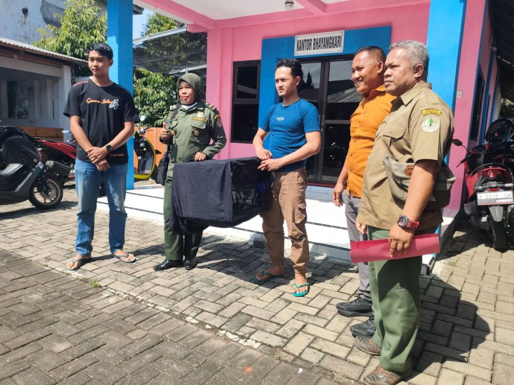Pria Puger Jual Burung Beo Dekat Stasiun Jember