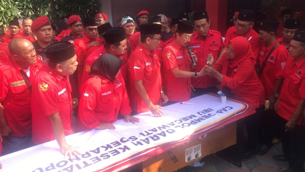 Kader dan Simpatisan PDI Perjuangan Surabaya Cap Jempol Darah