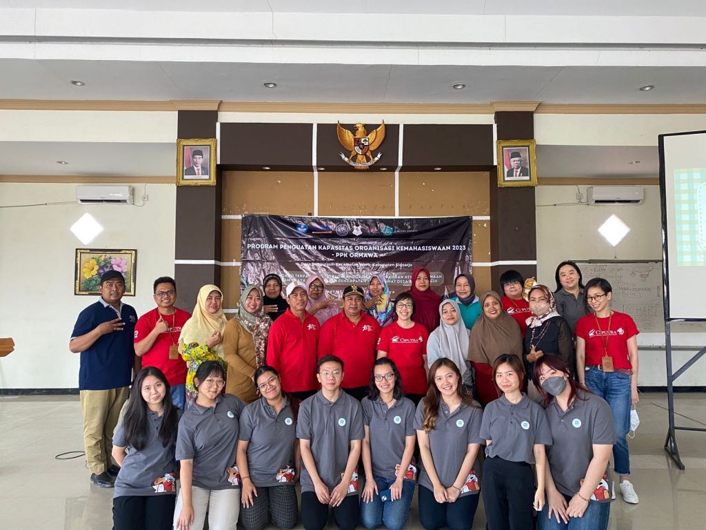 Mahasiswa ilmu komunikasi dan mahasiswa fashion product design Universitas Ciputra (UC) Surabaya menggelar program Sandang Terpandang di Balai Desa Bungurasih, Waru Sidoarjo.(Foto: Humas UC Surabaya for Mili.id)