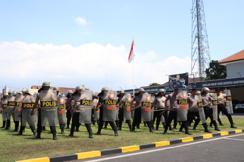 Tiga Pleton Polres Mojokerto Kota dikerahkan Kendalikan Aksi Massa