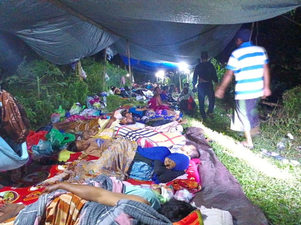 Warga Pulau Bawean mengungsi ke tempat aman akibat gempa (Foto: Rama Indra/mili.id)