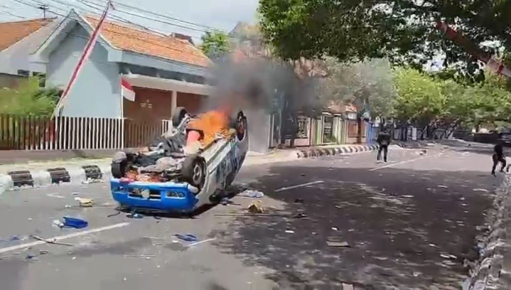 Demo di Pati Ricuh, Massa Bakar Mobil Polisi