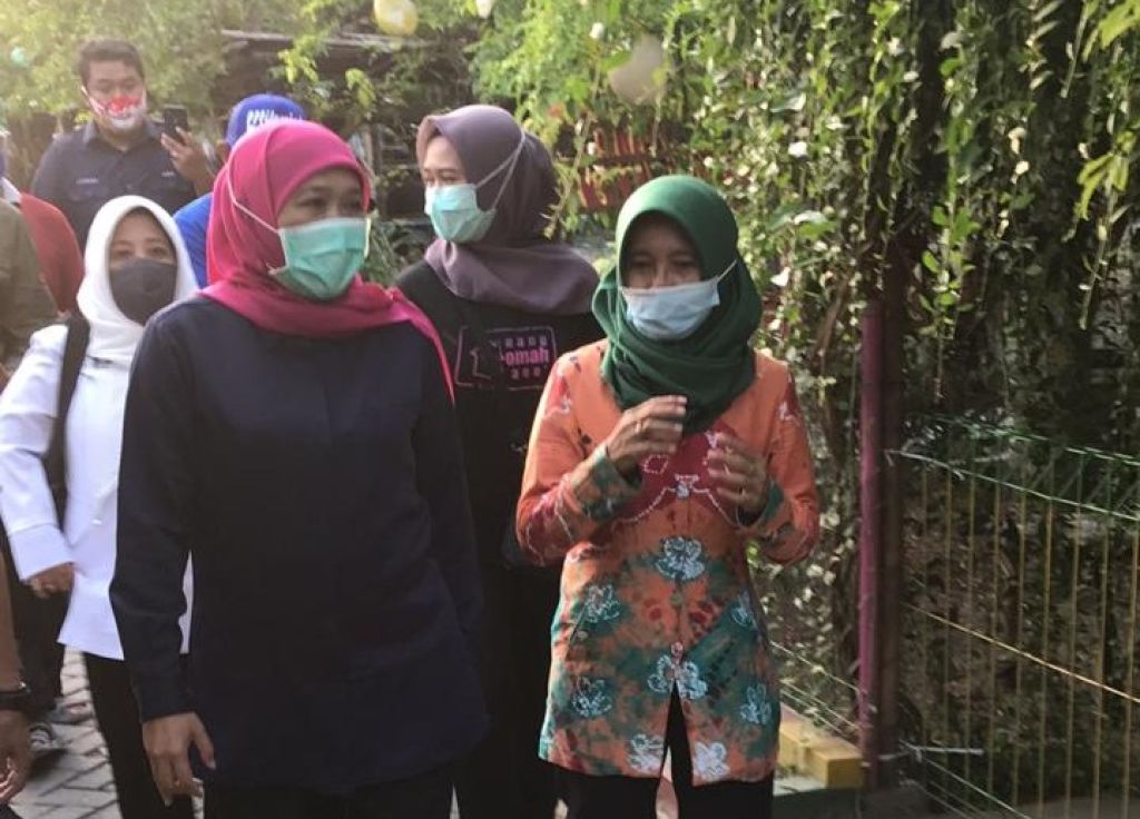 Kepala Desa Ngringinrejo, Endang Sri Wigati mendampingi Gubernu Jatim Khofifah Indar Parawansa beberapa waktu lalu (Foto: Dok. Desa Ngringinrejo)