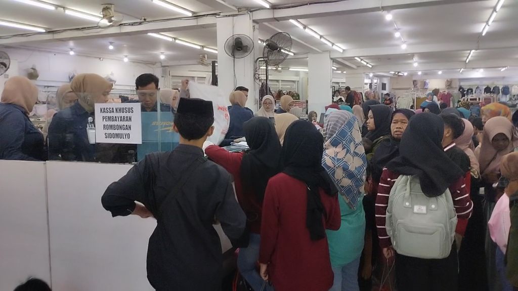 Ratusan anak yatim diajak belanja baju lebaran dengan uang dari pengelolaan TKD Sidomulyo, Jember