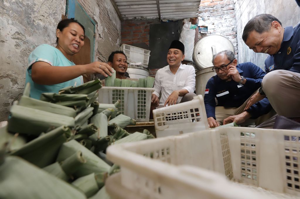 Wali Kota Surabaya, Eri Cahyadi melihat aktivitas di Kampung Lontong