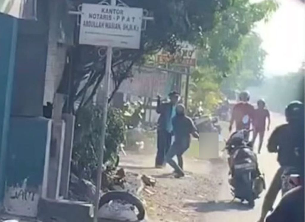 Gempar Duel 2 Pria Bersenjata Tajam di Gresik