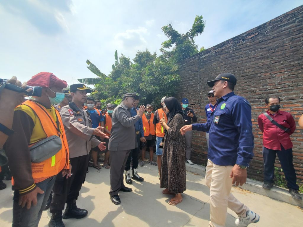 Eksekusi 8 bidang lahan dan rumah di Desa Gebangmalang, Kecamatan Mojoanyar, Kabupaten Mojokerto berlangsung alot (Foto: Nana/mili.id)