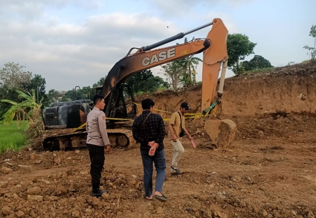 Eskavator di galian c Probolinggo terbakar