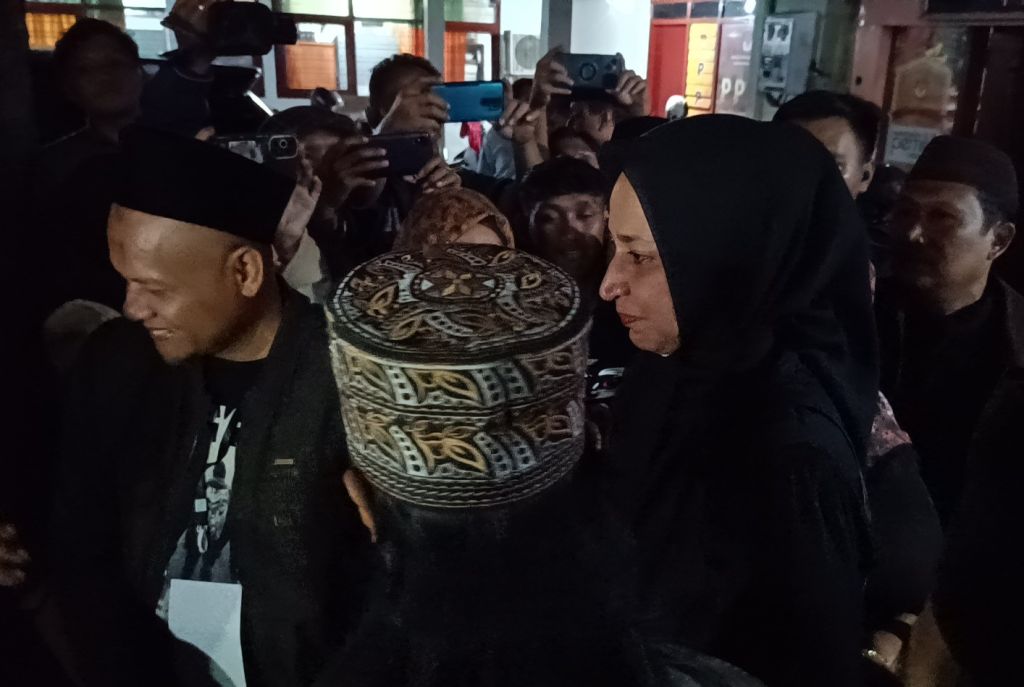 Mantan Bupati Jember Faida mendatangi Kantor KPU setempat (Foto: Hatta/mili.id)