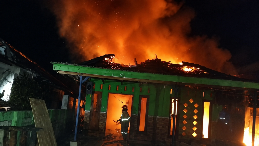 Ledakan Diduga Berasal dari LPG, Rumah di Mojoagung Jombang Terbakar, Satu Orang Terluka
