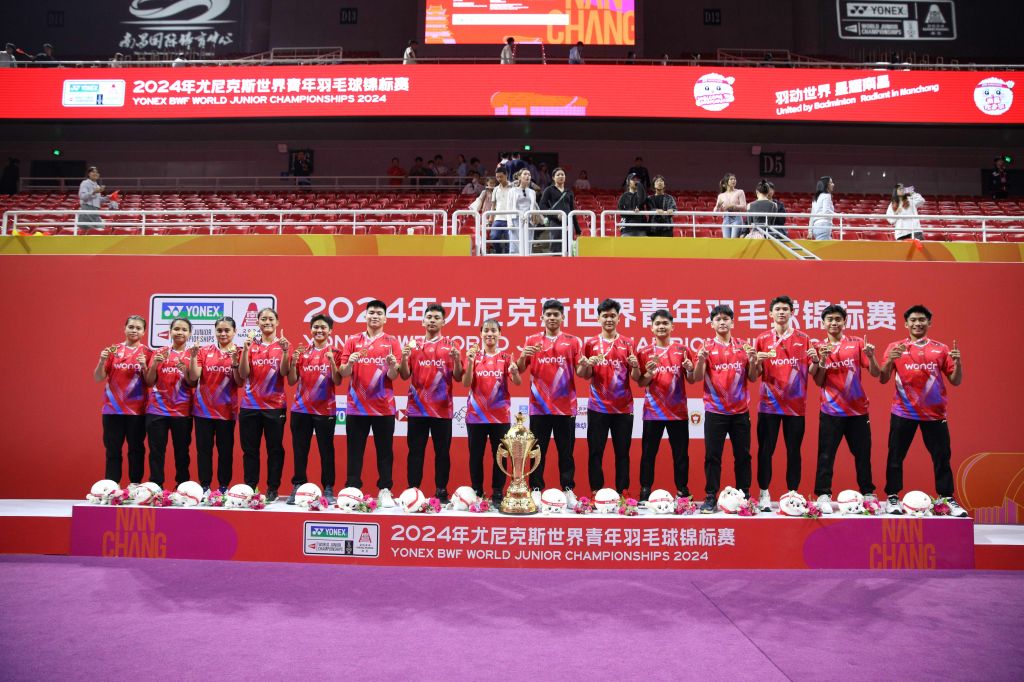 Tim bulu tangkis junior Indonesia di podium WJC 2024 Piala Suhandinata (Foto: Djarum Foundation for mili.id)