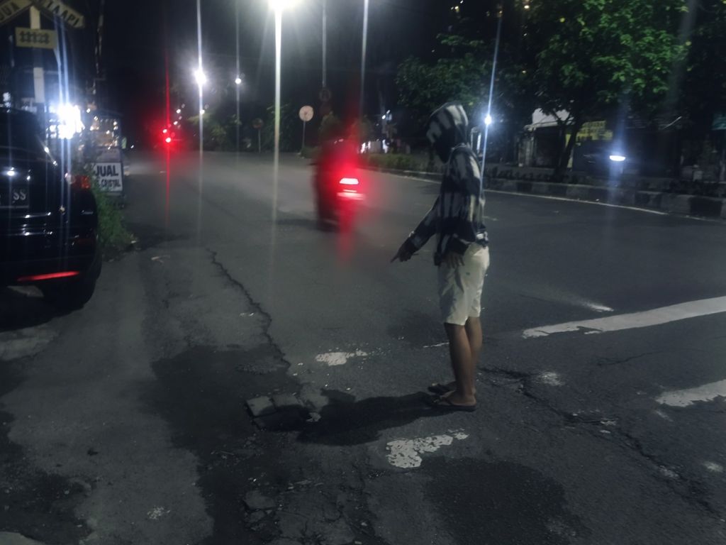 Warga menunjukkan lokasi terjatuhnya korban saat gagal mengejar jambret (Foto: Rama Indra/mili.id)