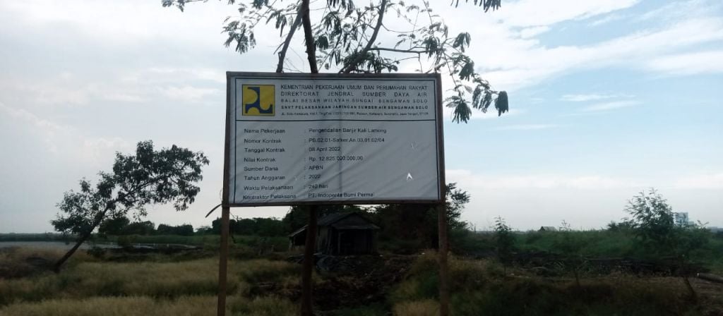 Papan nama perkaan proyek tanggul Kali Lamong
