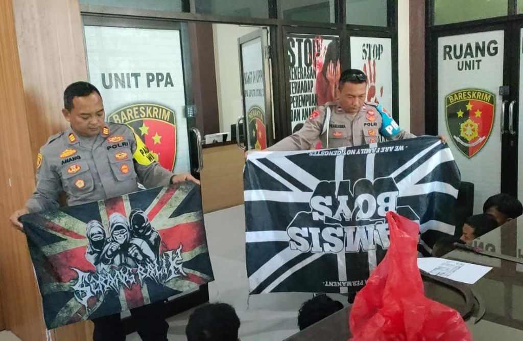 Polisi menunjukkan bendera gangster Tamsis Boys Jombang