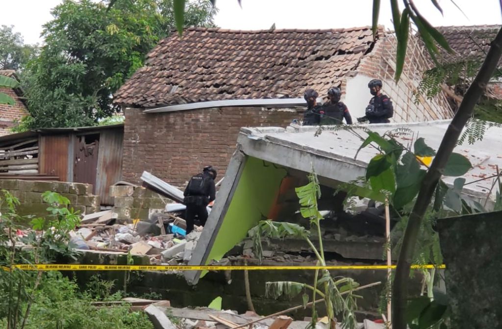 Gegana Polda Jatim diterjunkan ke lokasi ledakan Mojokerto