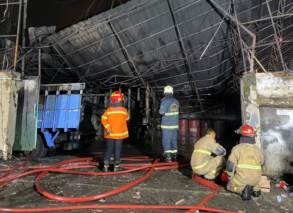 Kondisi gudang spon di Surabaya yang terbakar