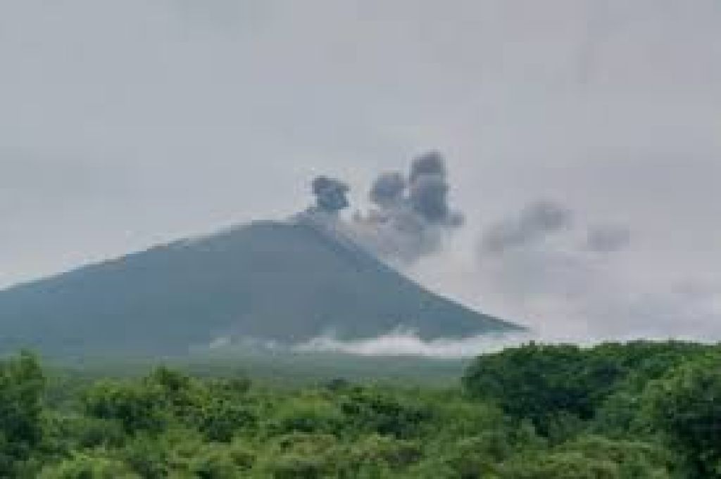 Gunung Ile Lewotolok Erupsi Dua Kali Pagi Ini, Warga Diminta Waspada