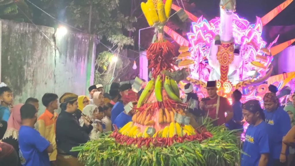 Gerebek Suro, Warga Kota Probolinggo Berebut Gunungan Hasil Bumi