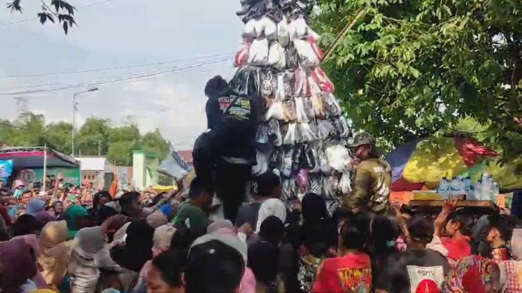 Wow! Gunungan 5000 Pasang Sepatu Ludes dalam 5 Menit saat Ruwat Desa di Mojokerto
