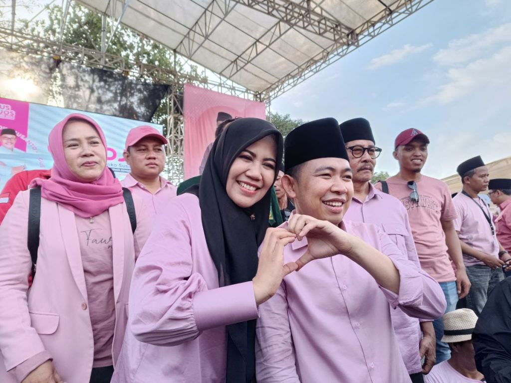 Tepis Berita Negatif di Medsos, Gus Fawait Kenalkan Istrinya