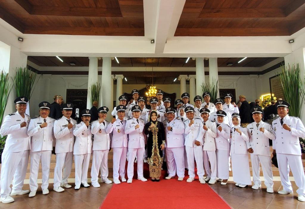 Bupati Ikfina Fahmawati bersama Forkopimda dan jajaran dalam upacara Hari Jadi Ke-731 Kabupaten Mojokerto (Foto: Nana/mili.id)