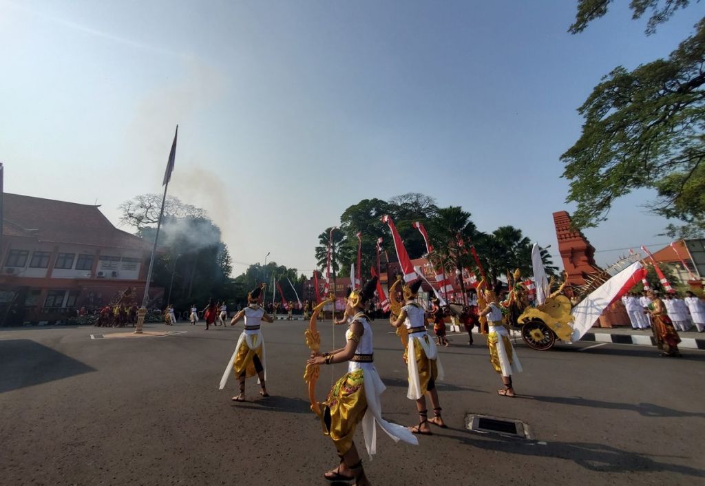 Drama tari kolosal Mustika Pinilih menjadi daya tarik tersendiri sebelum pelaksanaan upacara Hari Jadi Ke-731 Kabupaten Mojokerto (Foto: Nana/mili.id)