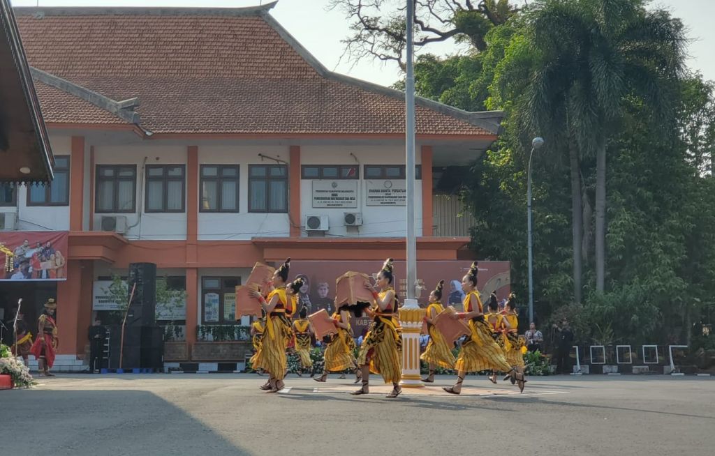 Drama tari kolosal Mustika Pinilih menjadi daya tarik tersendiri sebelum pelaksanaan upacara Hari Jadi Ke-731 Kabupaten Mojokerto (Foto: Nana/mili.id)