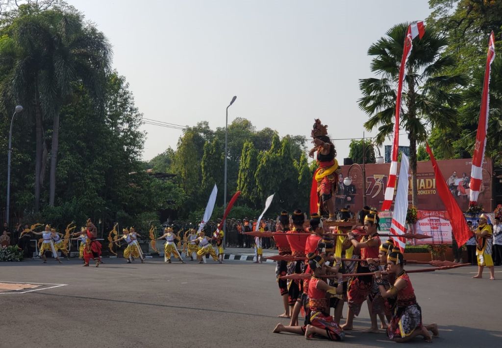 Drama tari kolosal Mustika Pinilih menjadi daya tarik tersendiri sebelum pelaksanaan upacara Hari Jadi Ke-731 Kabupaten Mojokerto (Foto: Nana/mili.id)