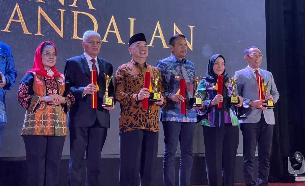 Harkopnas Ke-77, Pj Wali Kota Mojokerto Raih Penghargaan Pembina Koperasi Andalan