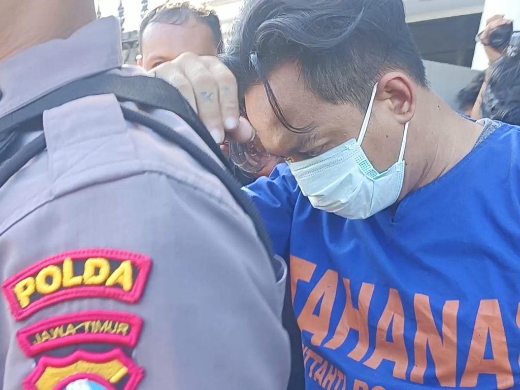 Salah satu tersangka digiring polisi