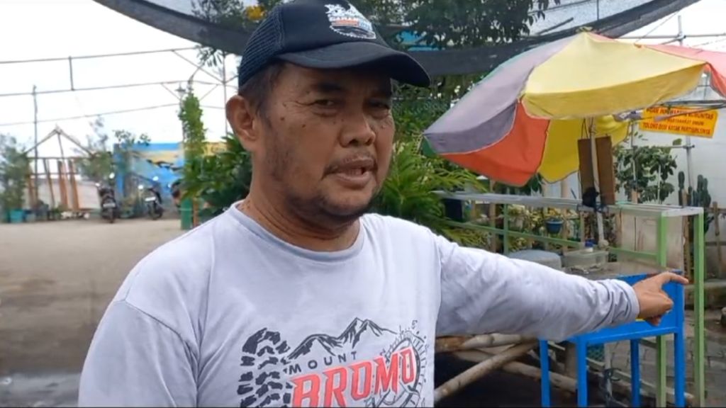 Seorang warga menunjukkan titik terjadinya hujan lokal di Pelabuhan Perikanan Mayangan, Kota Probolinggo (Foto: Fades/mili.id)