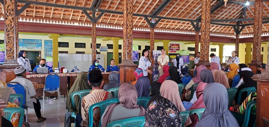 Ratusan warga pra lansia dan lansia di Desa Mojorejo, Kecamatan Jetis, Kabupaten Mojokerto mendapatkan tiga layanan kesehatan gratis, mulai tes darah, asam urat, dan kolesterol, Senin (12/8/2024) - (Foto: Nana/mili.id)