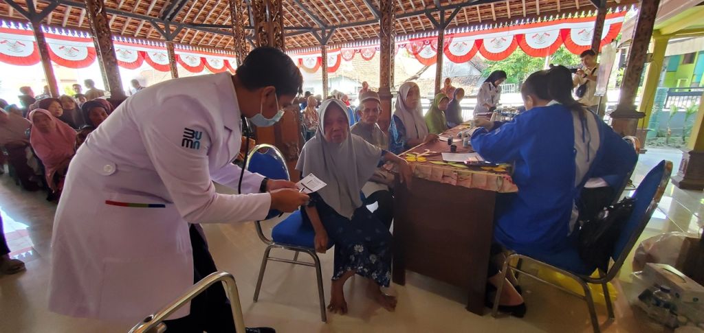 Ratusan warga pra lansia dan lansia di Desa Mojorejo, Kecamatan Jetis, Kabupaten Mojokerto mendapatkan tiga layanan kesehatan gratis, mulai tes darah, asam urat, dan kolesterol, Senin (12/8/2024) - (Foto: Nana/mili.id)