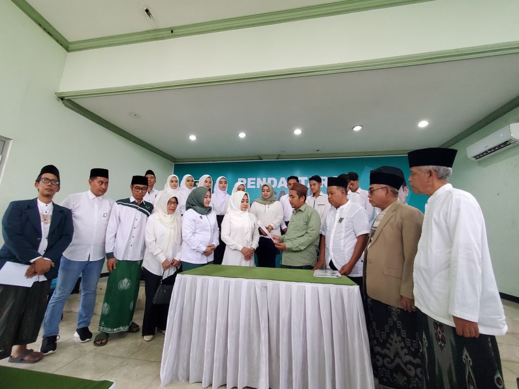 Ikfina Fahmawati resmi mendaftar sebagai calon bupati ke PKB Kabupaten Mojokerto pada Sabtu (4/5/2024) - (Foto: Nana/mili.id)