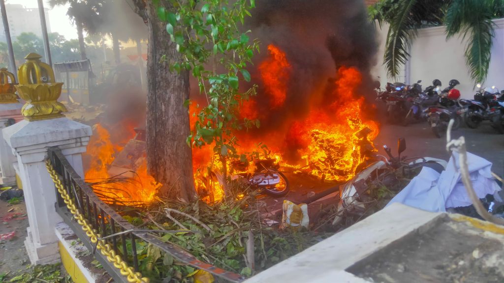 Motor-motor di Gedung Negara Grahadi Surabaya yang dibakar massa. (Foto: Arsa/mili.id).