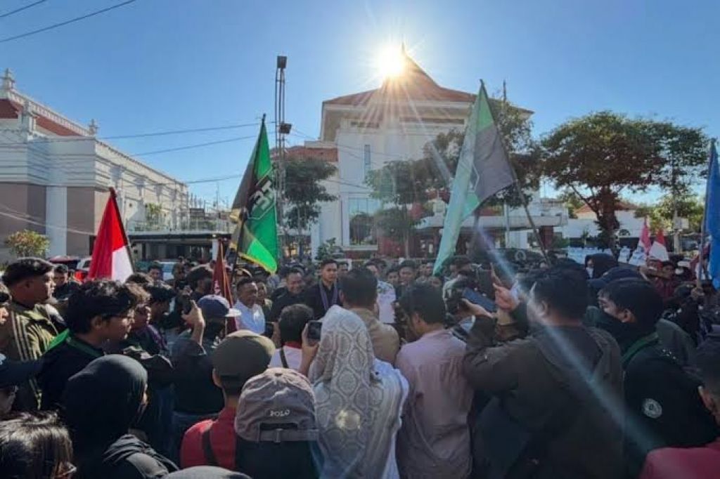 Ribuan Mahasiswa Kepung Grahadi, Soroti Ekonomi hingga HAM dalam Aksi Besar Aliansi BEM Surabay