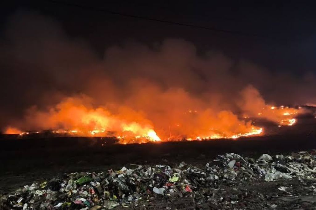 Kebakaran TPA Jatiwaringin Belum Padam, Dua Helikopter Water Bombing Dikerahkan