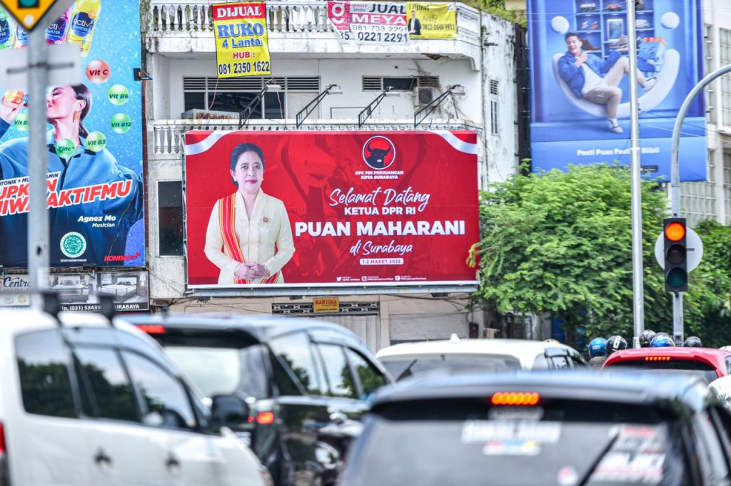 Baner ucapan selamat datang untuk Puan Maharani yang terpanjang di Kota Surabaya