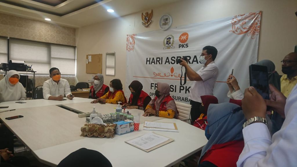 Kader Kesehatan Surabaya saat diterima Fraksi PKS