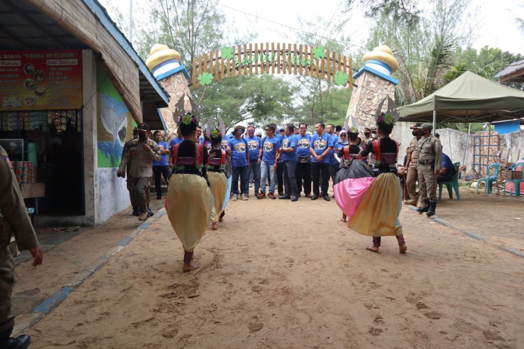 Tiba di Pantai Lon Malang, Bupati Sampang di Sambut Tarian Tonduk Majeng