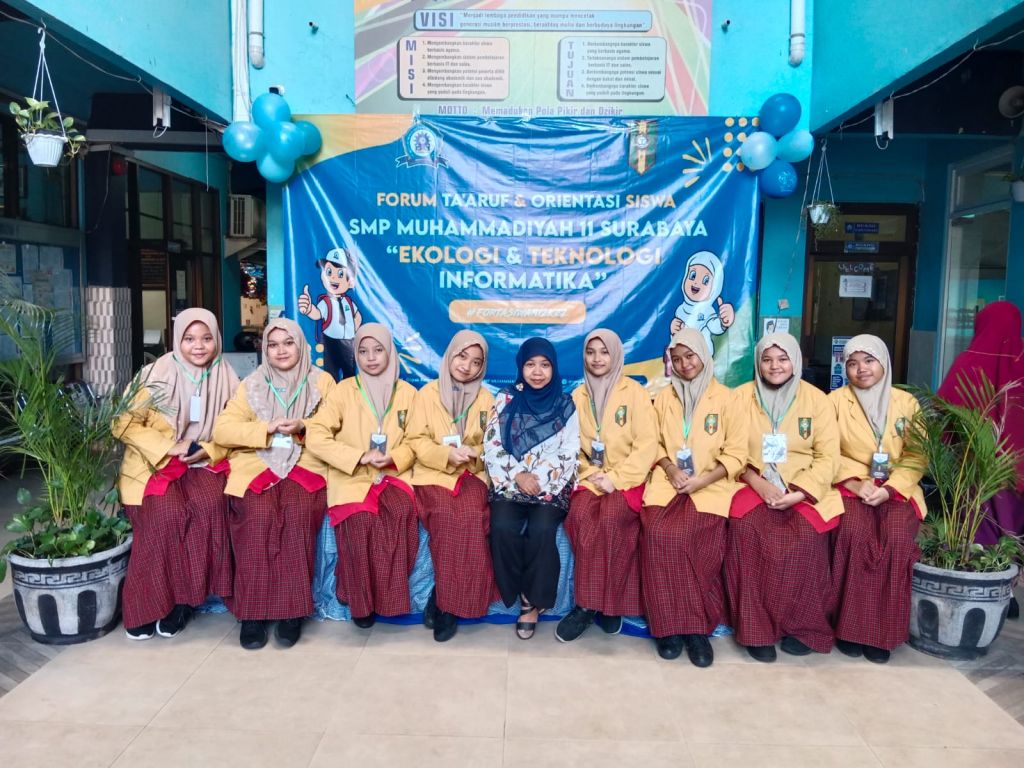 Zuhrotul Mar'ah saat hadir di orientasi SMP Muhammadiyah 11 Surabaya
