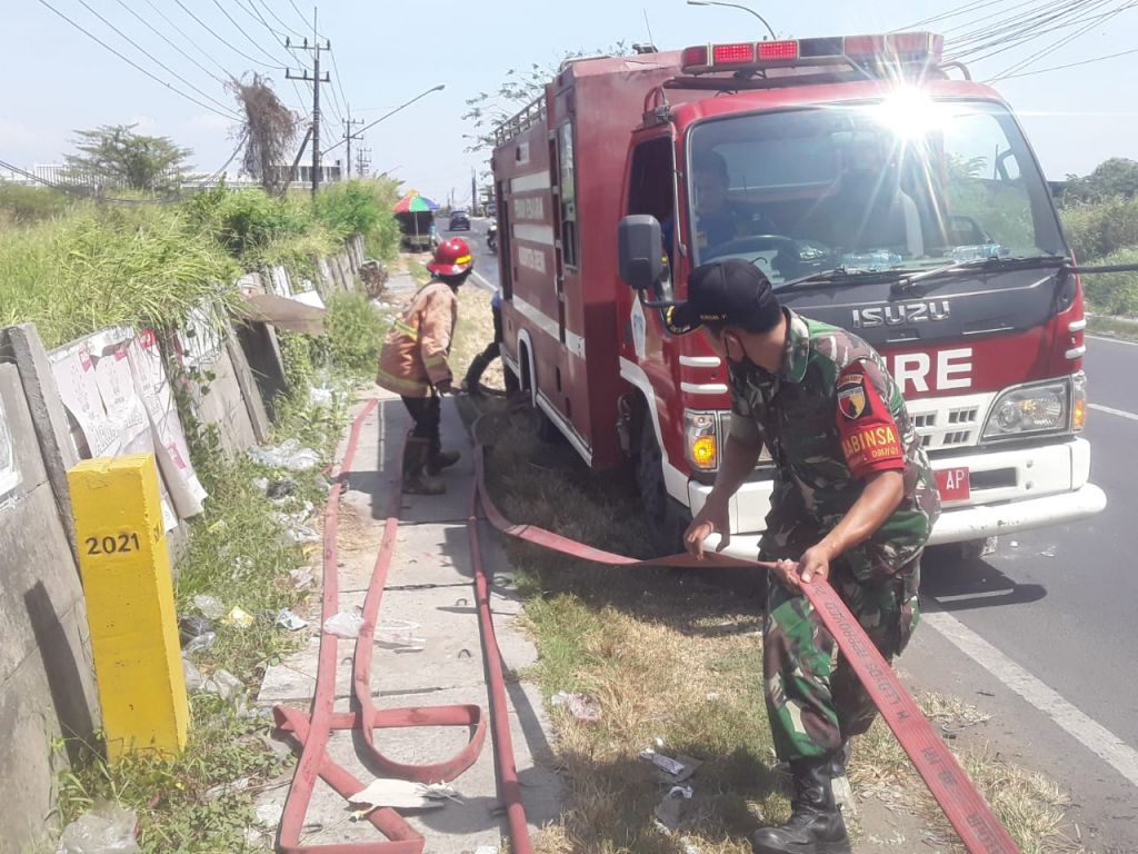 PT Dayasa Aria Prima Bantu Pemadaman Api Kebakaran Lahan di Desa Petiken, Gresik