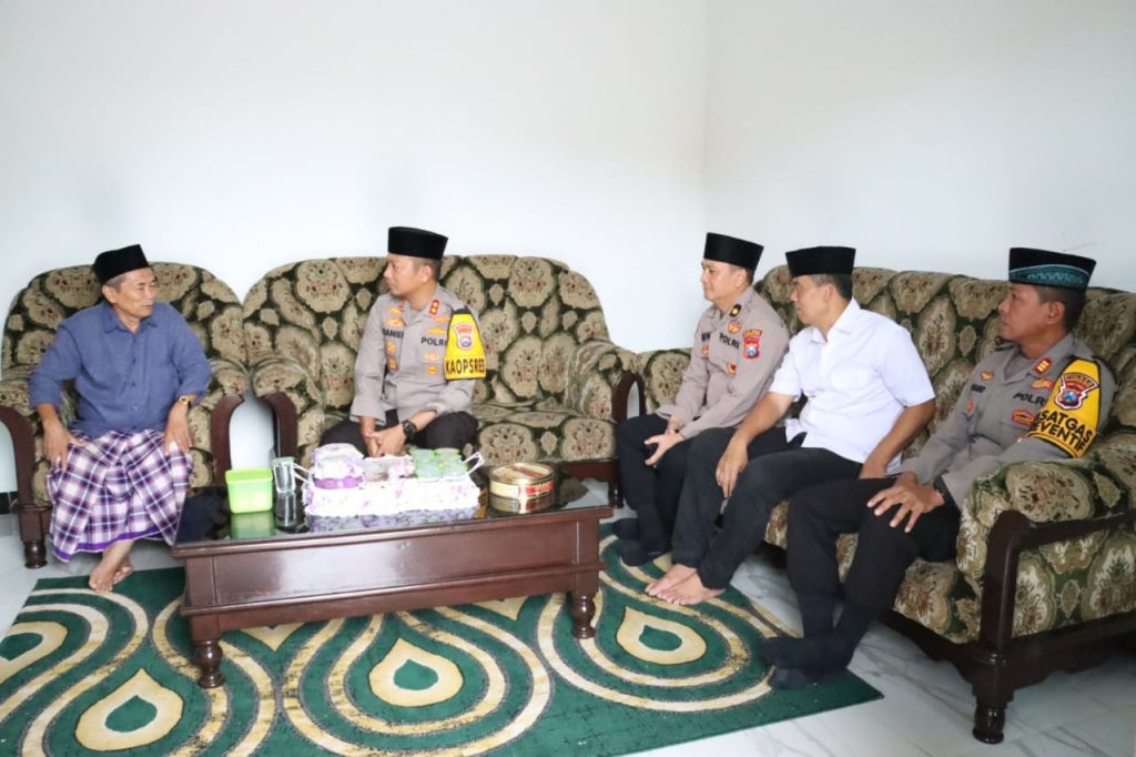 Kapolres Mojokerto Kota AKBP Daniel Marunduri sowan ke Pimpinan YPP Al-Azhar Kota Mojokerto KH Maksum Maulani