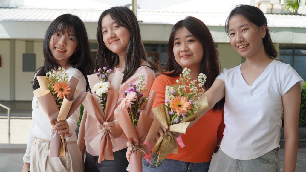 Mahasiswi Petra Christian University (PCU)  saat menunjukkan hasil rangkaian bunga. (Ist for Mili.id)