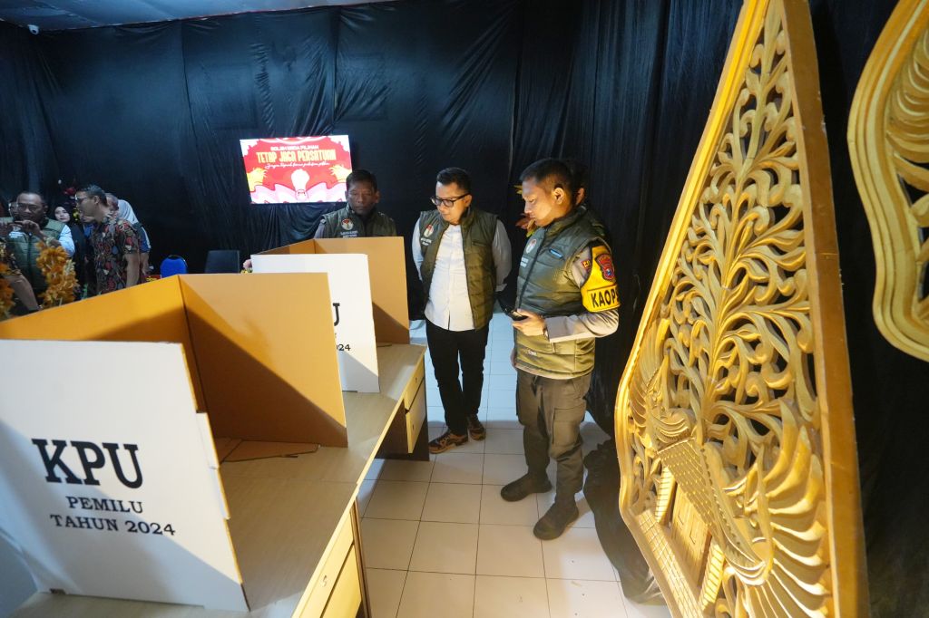 Pengecekan kotak suara di TPS 02 Kelurahan Sentanan, Kota Mojokerto. Foto : (Nana/mili.id)