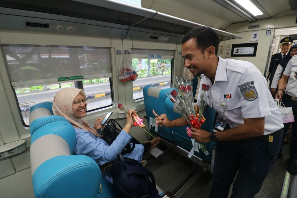 Gunakan Hak Pilih Pemilu, Penumpang KA Dapat Bunga Mawar dan Cokelat
