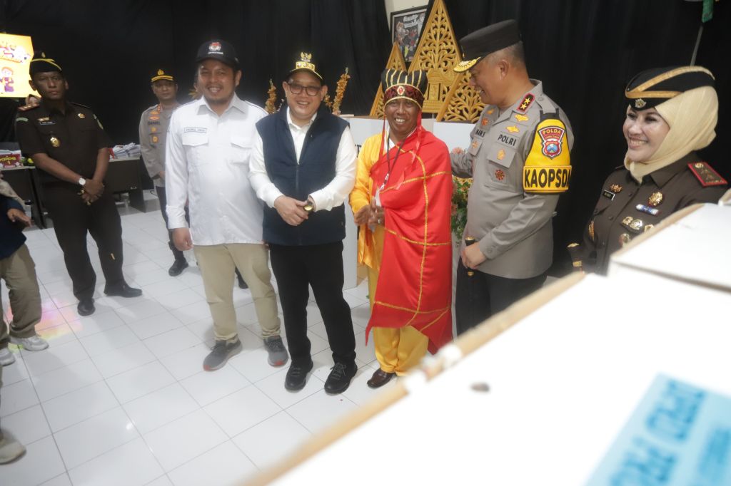 Kapolda Jatim, Kajati Jatim dan Plh Gubernur Jatim saat berbincang dengan anggota KPPS (Nana/Mili.id)