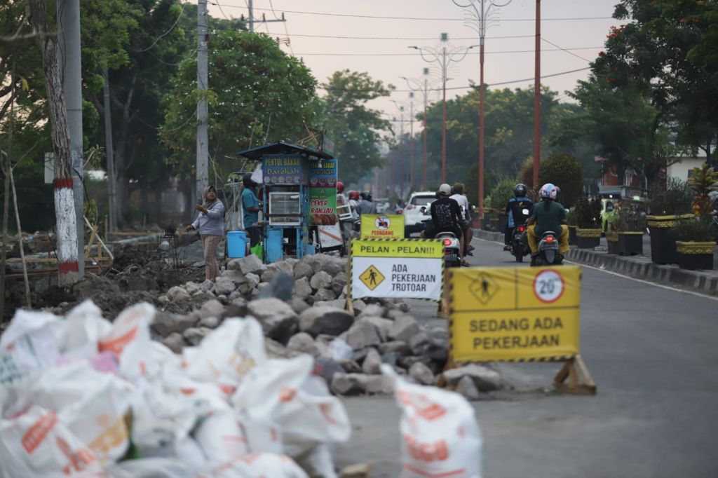 Potret Jalan Benteng Pancasila, Kota Mojokerto saat proses pembangunan trotoar (Foto: Ist)