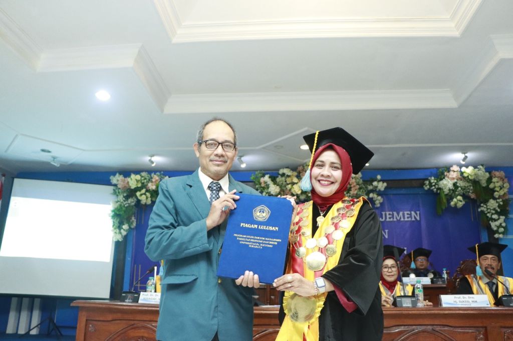 Pertamakali S3 Manajemen FEB Unitomo Luluskan Doktor Baru, Ini Sosoknya